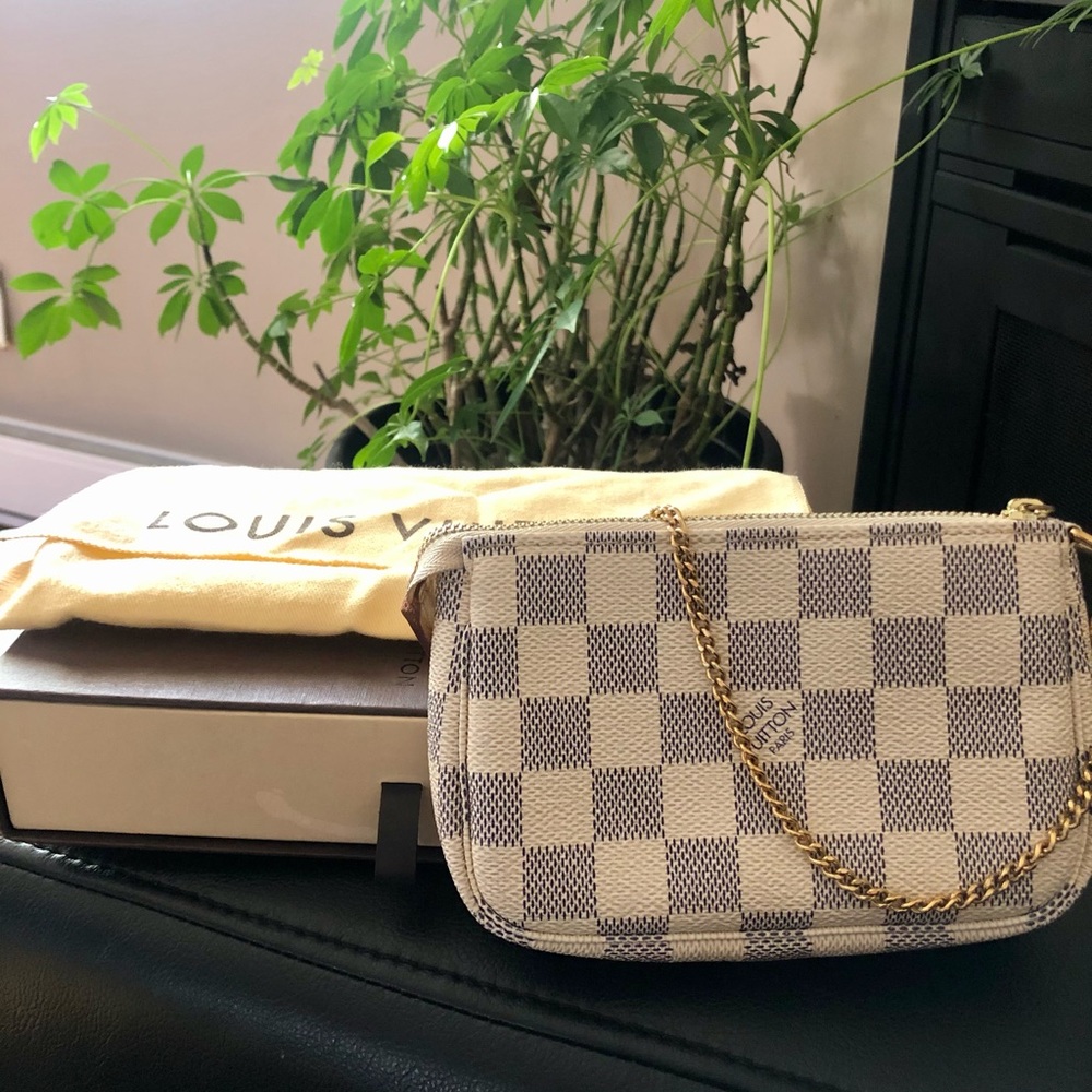 Louis Vuitton mini pochette